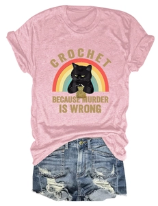 T-shirt rose chiné avec motif de chat au crochet et short en jean effiloché à plat