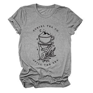 Détail du t-shirt gris chiné avec imprimé Suriel Tea Co. et revers de manche design
