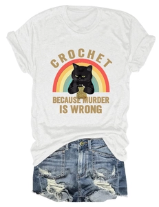 T-shirt blanc motif chat crochet et short en jean déchiré posés à plat