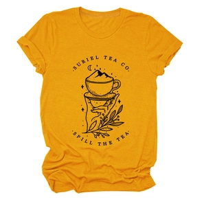 Détail du t-shirt en coton jaune gingembre avec imprimé graphique Suriel Tea Co. sur blanc