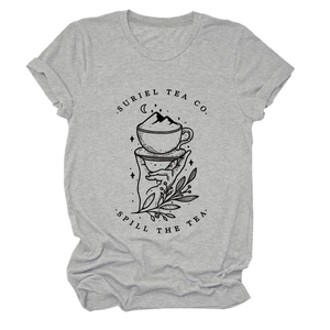 Détail de l'imprimé graphique Suriel Tea Co. sur un t-shirt gris en coton avec texte spill