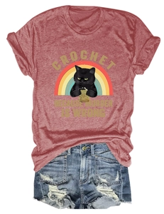 Détail du texte crochet et imprimé chat sur t-shirt rouge avec short en jean usé