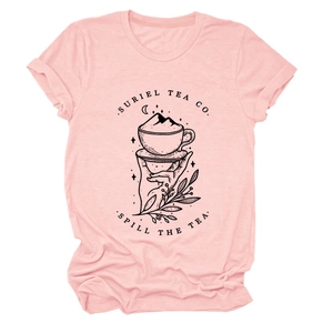 Gros plan de l'imprimé Suriel Tea Co sur un t-shirt rose à col rond et manches courtes