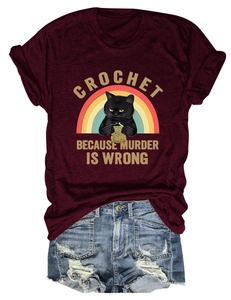 Détail d'un t-shirt bordeaux montrant un chat noir drôle crochetant avec un motif arc-en-ciel