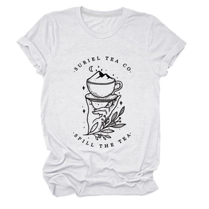 Vue détaillée de l'imprimé artistique Suriel Tea Co. sur t-shirt en coton blanc