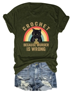 T-shirt vert olive chat au crochet avec short en jean déchiré sur fond blanc épuré