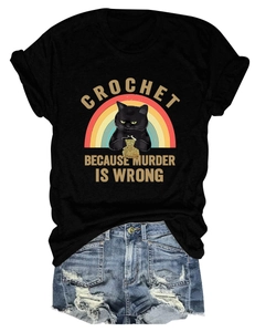 T-shirt noir chat crochet et short en jean vieilli posés à plat sur un fond blanc épuré