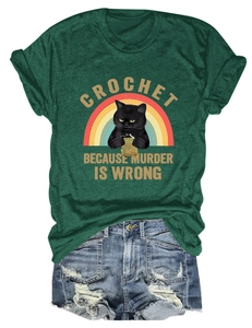 T-shirt vert foncé avec imprimé chat crochet et short en jean vieilli posé à plat