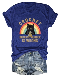 Détail du t-shirt bleu marine chat crocheté avec un short en jean déchiré sur fond blanc