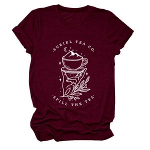 Détail de l'imprimé d'art blanc sur t-shirt en coton rouge foncé avec motif Suriel Tea Co