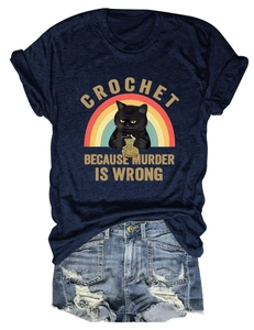 T-shirt bleu marine avec chat au crochet, arc-en-ciel et short en jean effiloché