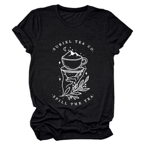 Gros plan de l'imprimé Suriel Tea Co sur t-shirt noir en coton à col rond et manches retroussées