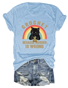 Tenue d'été avec t-shirt chat crochet bleu clair et short en jean denim délavé à plat