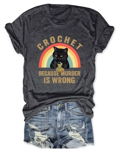Mise à plat d'un t-shirt gris chat au crochet avec arc-en-ciel et short en jean