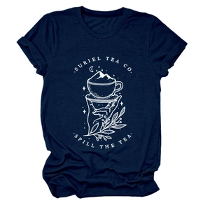 Détail de l'imprimé artistique blanc sur t-shirt bleu marine à col rond Suriel Tea Co