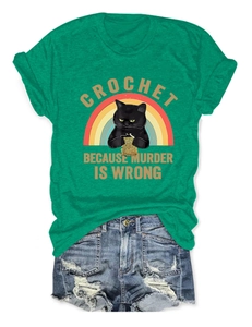 Détail du t-shirt vert chat au crochet avec motif arc-en-ciel et short en jean