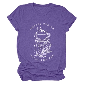 Détail de l'imprimé Suriel Tea Co. sur un t-shirt violet à col rond pour femme