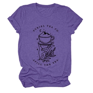 Détail du t-shirt en coton violet avec motif graphique Suriel Tea Co et col rond