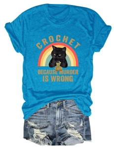 Détail d'un t-shirt bleu ciel avec motif de chat au crochet amusant et short en jean usé
