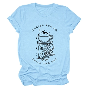Gros plan de l'imprimé graphique Suriel Tea Co sur t-shirt en coton bleu clair