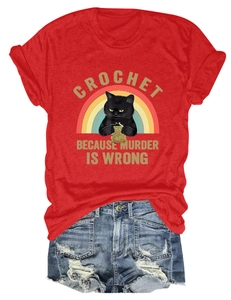 Détail à plat d'un t-shirt rouge chat crochet et d'un short en jean vieilli