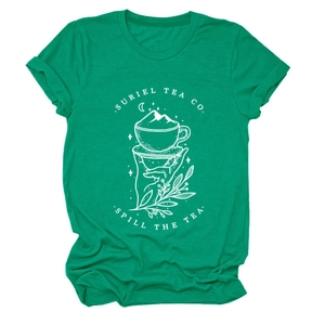Détail du t-shirt en coton vert émeraude avec motif Suriel Tea Co. et col rond classique