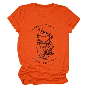Détail de l'imprimé graphique Suriel Tea Co sur le t-shirt en coton orange vif