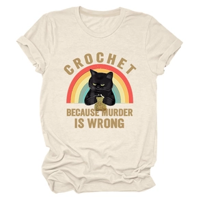 Gros plan du motif chat drôle au crochet sur le tissu du t-shirt en coton avoine