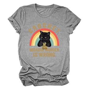 Détail du t-shirt gris en coton mélangé avec imprimé chat et texte d'humour