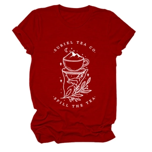 T-shirt rouge Suriel Tea Co Spill à col rond et manches courtes avec imprimé blanc