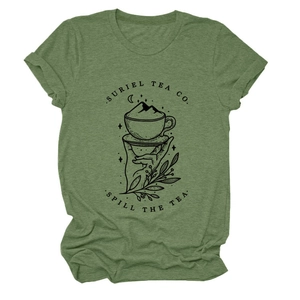 Détail de l'imprimé graphique Suriel Tea Co sur t-shirt vert à col rond en coton doux