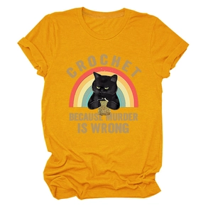 Détail du t-shirt humour chat et crochet jaune moutarde avec imprimé arc-en-ciel
