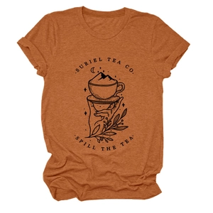 Détail de l'imprimé Suriel Tea Co sur un t-shirt col rond de couleur orange brûlé
