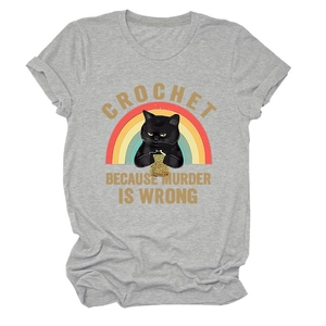 Détail du t-shirt gris avec motif de chat au crochet et texte humoristique
