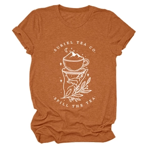 Gros plan de l'imprimé graphique Suriel Tea Co. sur un t-shirt en coton rouge rouille