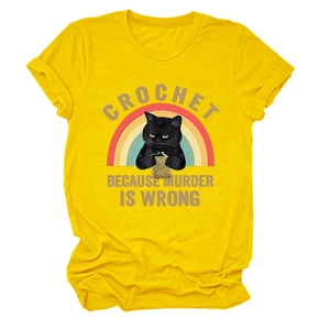Détail d'un t-shirt jaune en coton avec un chat noir crochetant et un slogan d'humour