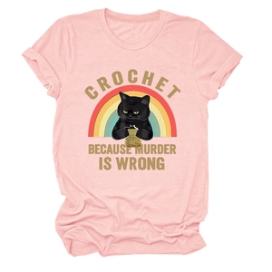 Détail d'un t-shirt rose en coton avec motif de chat amusant et texte humoristique