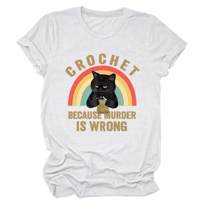 Détail d'un T-shirt blanc en coton avec chat noir, arc-en-ciel et texte sur le crochet