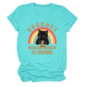 Détail du t-shirt crochet sarcelle avec chat noir amusant et slogan sur fond blanc