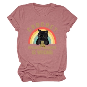 Détail du t-shirt vieux rose avec motif chat au crochet et texte humoristique