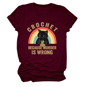 Détail d'un t-shirt bordeaux montrant un chat noir au crochet et un arc-en-ciel