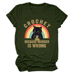Détail de l'imprimé humoristique chat noir au crochet sur un T-shirt en coton vert foncé