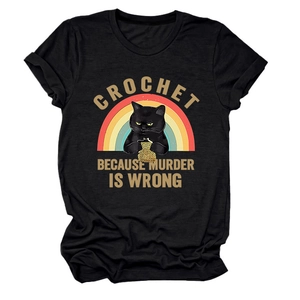 Détail d'un t-shirt en coton noir avec motif graphique de chat au crochet et texte