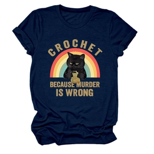 Détail d'un t-shirt bleu marine en coton avec un motif de chat et un slogan amusant
