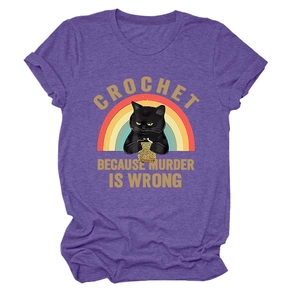 Détail du t-shirt violet chiné avec imprimé chat noir crochet et motif arc-en-ciel