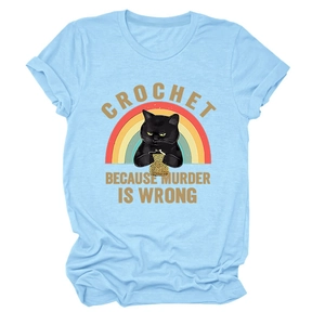 Détail d'un t-shirt en coton bleu clair avec un motif amusant de chat qui crochète