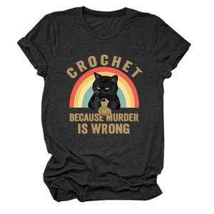 Détail du t-shirt chat crochet gris anthracite montrant la texture et l'imprimé