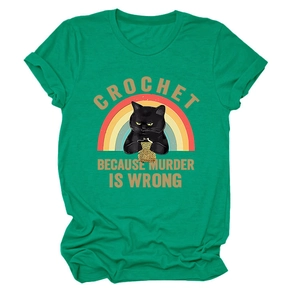 Gros plan détaillé d'un t-shirt vert avec illustration de chat crochetant et arc-en-ciel