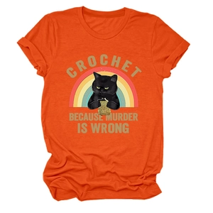 Détail du t-shirt orange en coton avec chat au crochet et message humoristique
