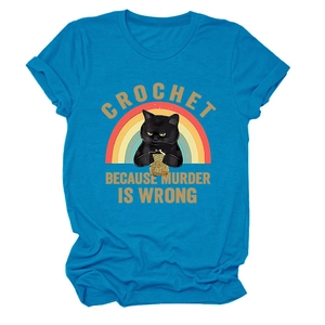 Détail du t-shirt bleu en coton avec chat noir qui tricote et motif arc-en-ciel